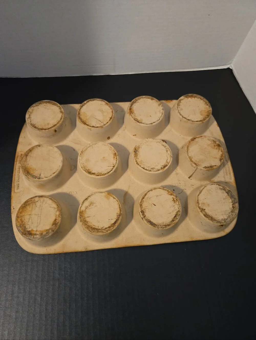 Pampered Chef Stoneware 12 Muffin Cupcake Pan Family Heritage Well Seasoned
